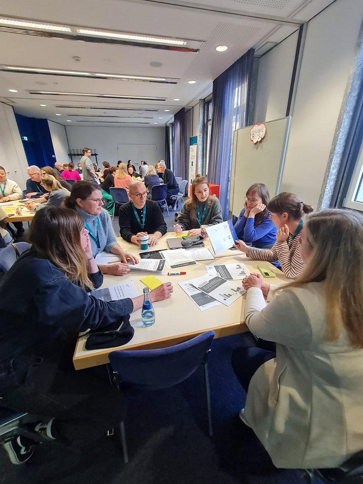 Gemeinsam erschließen die Workshopteilnehmenden Best Practices aus bestehenden Policy Briefs.