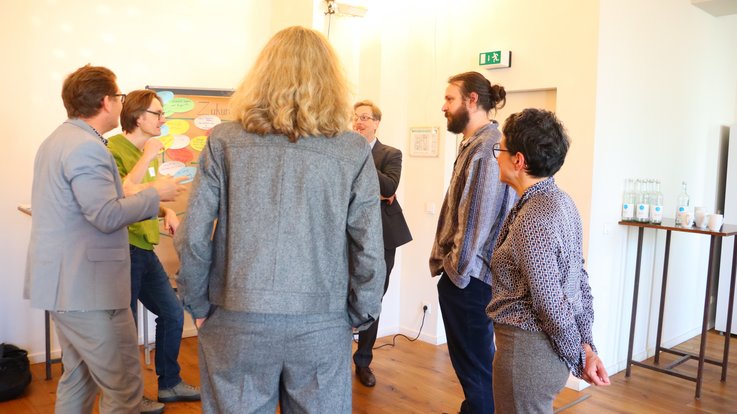 Eine Kleingruppe diskutiert Lösungsansätze.