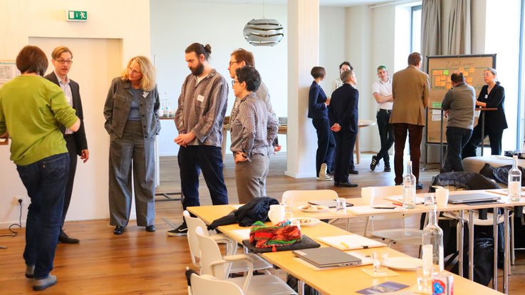 Zwei Kleingruppen diskutieren ihre Sichtweisen zu Kunststoffen.