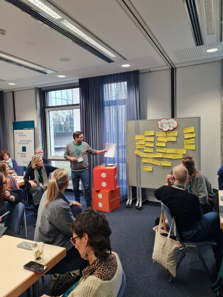 Zur erfolgreichen Erstellung von Policy Briefs gehören eine präzise Einordnung des Themas, eine klare Darstellung des politischen Problems sowie eine gesellschaftliche, wirtschaftliche und politische Kontextualisierung. 