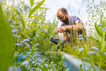 [Translate to Englisch:] Project: German Monitoring of Plant Protection Products in Small Streams, Scientist at work