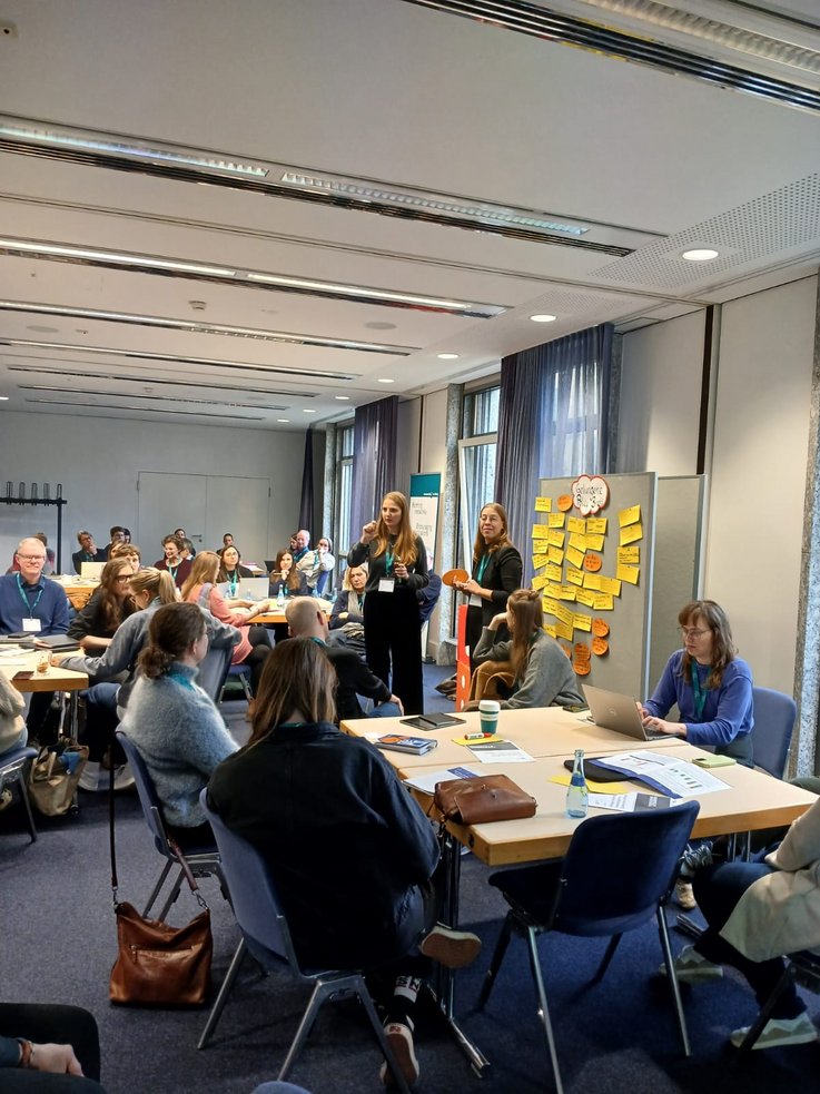 KI- gestützte Modelle können die Erstellung von Policy Briefs ergänzen, es sind jedoch präzises Prompting, Quellenüberprüfung und Validierung durch Expert:innen erforderlich.