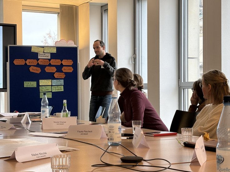  A participant presents the results of the group work on a pinboard.