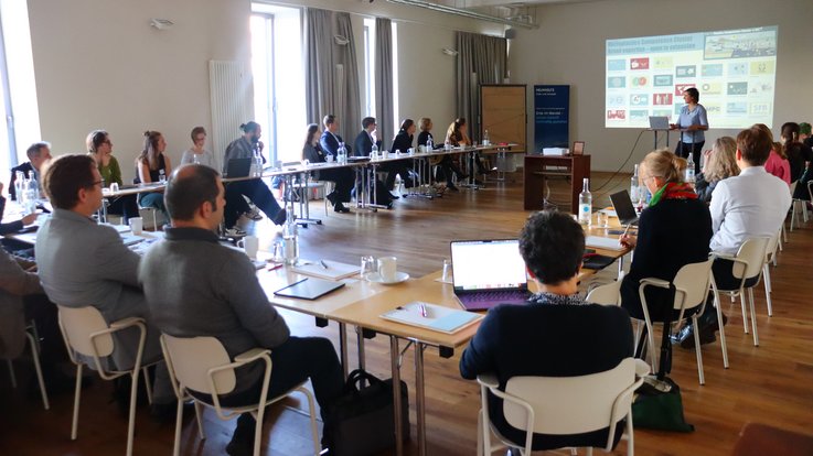 Teilnehmende des Stakeholderworkshops im Plenum.